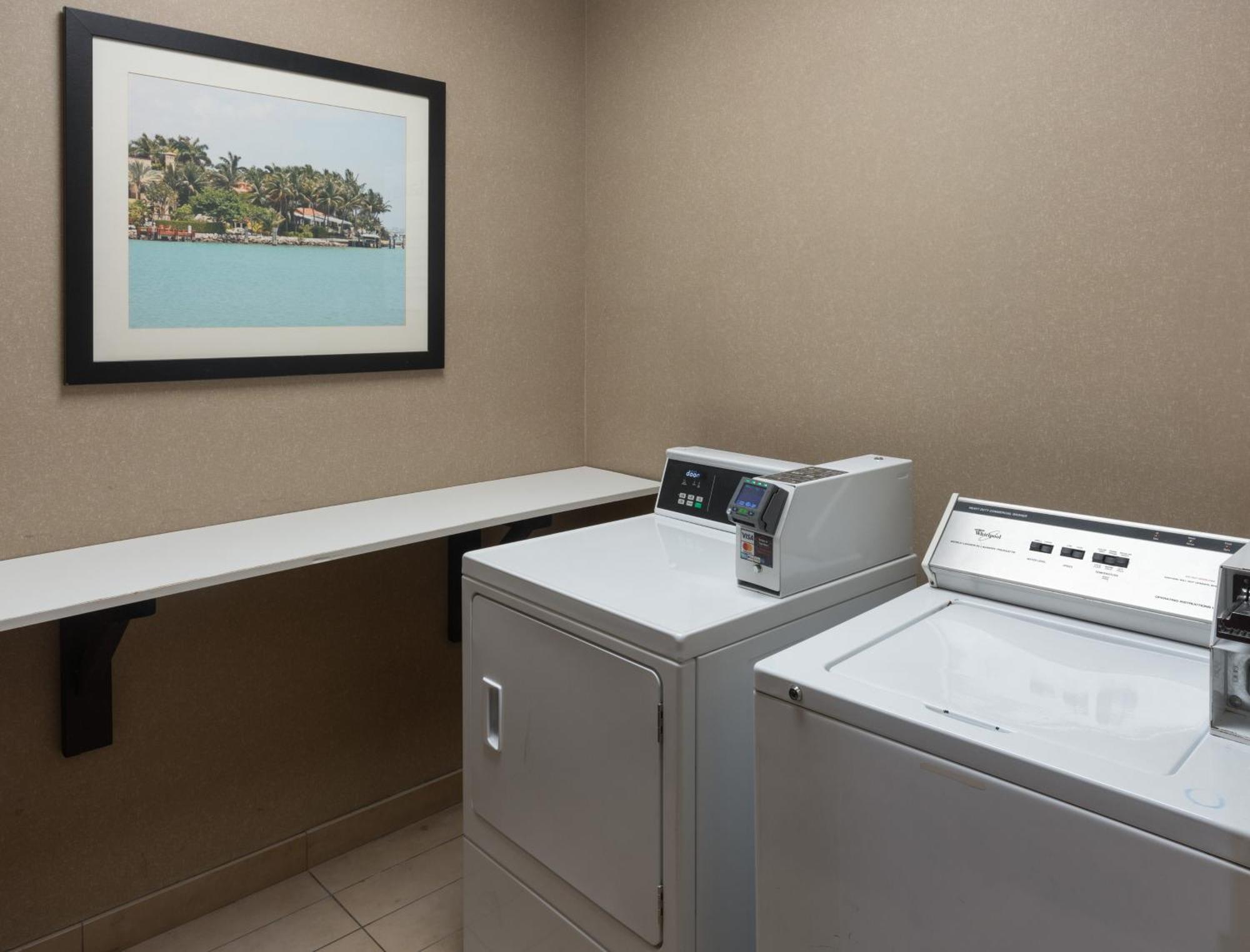 Hotel Express Miami Airport-blue Lagoon Area By Ihg 4*